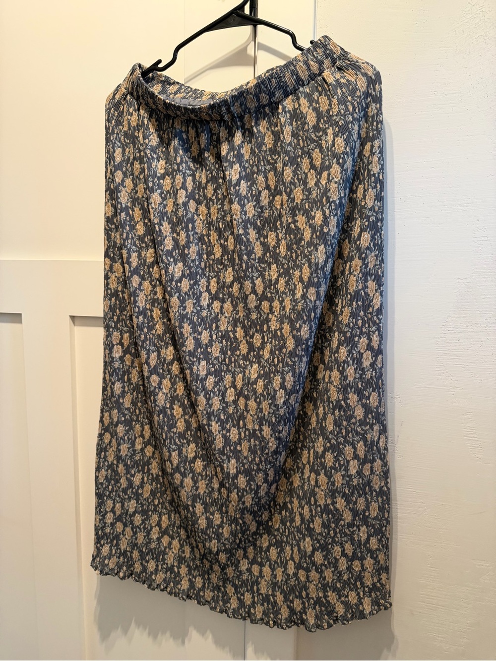 Wishlist Blue/Gray Floral Elastic-Waist Midi Skirt with Cream Flowers